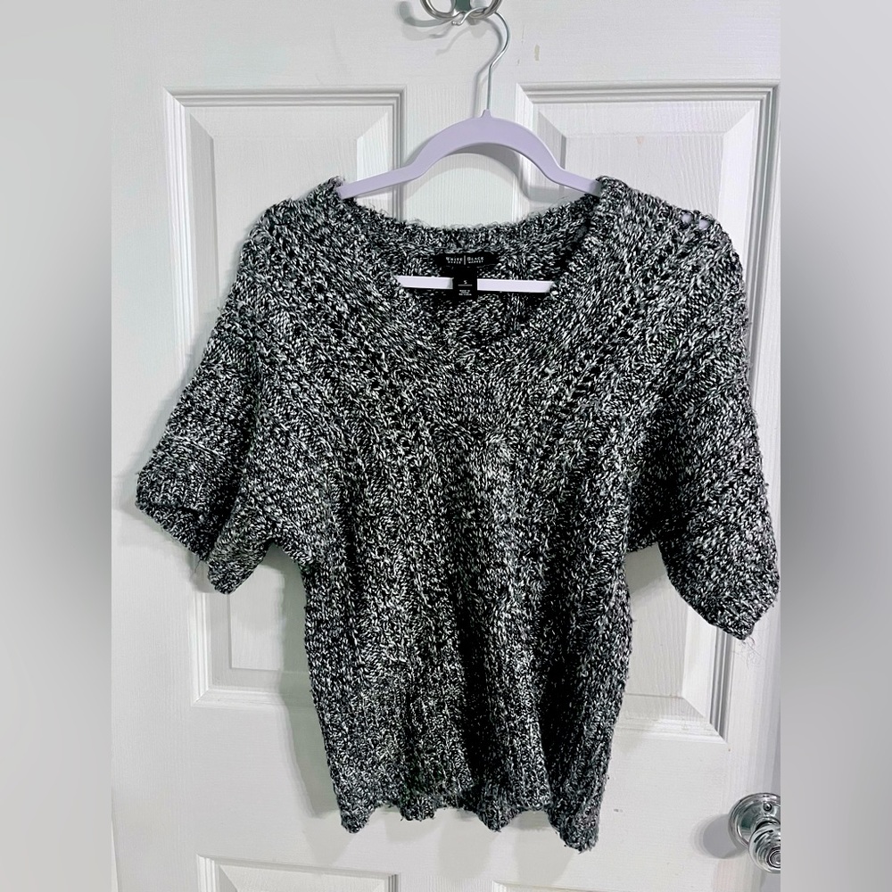 Short sleeve sweater. Size Small. Perfect for sweater weather 🍁 🎃
